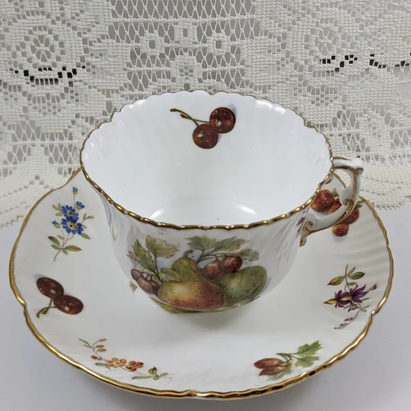 Vintage Hammersley Fruit Motif Porcelain Teacup & Saucer - Gold Trim - Picture 4 of 7